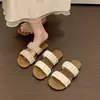 Sandalias planas sin cordones estilo coreano de lunares para mujer, nuevo modelo verano 2025, versátiles para combinar con faldas, sandalias planas casuales para vacaciones