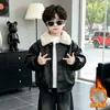 Roupas de Outono e Inverno para Meninos Jaqueta de Couro com Plus Velvet Nova Estilosa Super Legal para Crianças Moda de Inverno para Meninos Quente