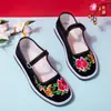 Colección de primavera de zapatos bordados de colores con suelas de goma, hebilla, tela multicapa, zapatos de tela tradicionales para mujeres de Beijing, nuevo lanzamiento, zapatos de mamá, planos y bajos