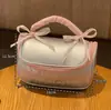 Bolsa de Cosméticos de Aparência Sofisticada para Lembrança para Mulheres, Bolsa de Higiene Pessoal Portátil de Grande Capacidade para Viagem, Bolsa de Armazenamento Bordada Fresca e Doce