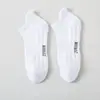 Meias Esportivas Yilu de Terry com Solado Cruzado para Homens, Meias de Cano Médio, Meias Longas para Corrida e Basquete, Preto e Branco, Venda por Atacado