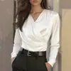 Blusa de Cetim com Decote V Cruzado, Cintura Franzida e Mangas Longas Decoradas com Botões, uma Camisa Estilosa com Design de Início de Outono