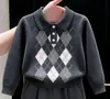 Estilo Coreano Meninos 2026 Outono/Inverno Novo Suéter de Tricô Cinza com Padrão Argyle e Gola Polo Manga Longa Roupa Infantil Calça Casual