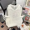 2026 Novo Design de Verão Camisa de Tricô Vazada para Homens com Três Listras, Fashionável e Versátil, Gola V Solta de Manga Curta Leve