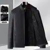 Chaqueta de cuero para hombre de nuevo estilo con cuello alto, adecuada para primavera y otoño, una prenda exterior clásica de cuero para hombres de mediana edad, perfecta para ocasiones de negocios.