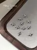Nuevos accesorios de aleación para uñas con cruz incrustada de pequeños diamantes, mini decoraciones metálicas punk para uñas mixtas al por mayor