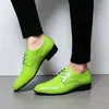Novos sapatos de couro casuais de negócios de tamanho grande para escritório, sapatos de couro casuais de sola grossa, sapatos de couro brogue pontiagudos para cosplay para homens