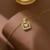 Acero de Titanio 18K Placa Cuadrada Mariposa de Nácar Relieve Cuentas Espaciadoras Collar para Clavícula para Mujer, Diseño de Nicho con un Estilo de Hada de Alta Gama