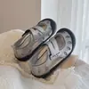 Nuevas Sandalias de Medio Uso para Niños Primavera/Verano 2026, Moderno Cierre de Velcro, Zapatos Cerrados Unisex, Zapatos Deportivos Casuales Perforados