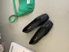 Zapatos de Primavera 2026 Estilo Nuevo de Satén Tachonados de Tacón Bajo Poco Profundos Slip-On Retro Elegantes con Tacón Oculto para Commuter para Mujer