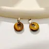 Brincos retro franceses Maillard com pedra olho de tigre em argolas redondas, design moderno e sofisticado, brincos estilo executivo