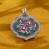 Pingente de Lótus Cloisonne para Mulheres Moda Nacional Esmalte Artesanato Estilo Corte Retrô Pingente de Design Oco
