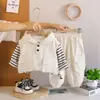 Conjunto Elegante para Niños Primavera y Otoño 2026 Nuevo Conjunto de Tres Piezas con Chaleco con Capucha para Niños Pantalones de Trabajo de Manga Larga Rayados para Bebé