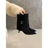 Fivela de Cinto Retrô Bico Fino Botas de Cano Médio Salto Fino Feminino 2026 Outono Novo Suede Francês Salto Alto Versátil Botas para Calça