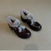 Primer Encuentro Temporada Moda Remache Estilo Británico Zapatos Pequeños de Cuero 2026 Otoño/Invierno Nuevos Versátiles Marrón Talla Pequeña Zapatos de Tacón Grueso para Mujer