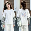 Camiseta de manga comprida com desenho para meninas, conjunto de duas peças de outono, novo estilo 2026, para crianças de tamanho médio e grande, camada base de algodão puro