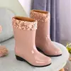 Botas de lluvia de algodón con suela gruesa antideslizante para mujer hasta la pantorrilla, zapatos de goma para cocina, resistentes al desgaste y cálidos, botas de agua para otoño e invierno, zapatos de agua para mujer