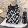 251 Modelos de Bolsas Quadradas Pequenas Populares Transfronteiriças, Bolsas de Lanche de Tricô Portáteis de Grande Capacidade para o Trabalho, Deslocamento e Sacolas de Presente