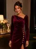 Vestido de noite de veludo estilo retrô europeu e americano para mulheres, apresentando um design sofisticado com corte assimétrico de um ombro só, mangas compridas, detalhes plissados e uma fenda, perfeito para festas.