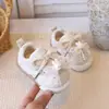 Zapatos de Princesa Nuevos de Perlas Otoño 2026 Zapatos Nuevos para Bebé Pequeño Suela Suave Punta Cerrada Cuero Antideslizante Mariposa Zapatos para Niños Pequeños