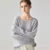 Suéter feminino de cashmere trançado, gola redonda, estilo despojado e casual, com caimento solto.