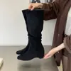 Botas longas femininas estilo coreano para aumentar a altura, novas botas versáteis outono e inverno 2026, de camurça plissada empilhada, botas de cano alto