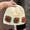 Touca de Crochê Feita à Mão com Bloqueio de Cor Estilo Coreano e Rosa 3D para Mulheres, Touca de Tricô para Outono e Inverno, Vintage