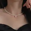 Colar Quadrado de Diamante com Pérola de Vidro para Mulheres, Design de Nicho Retro de Luxo Leve com Sensação de Alto Padrão, Corrente Elegante para Clavícula para Mulheres