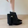 Design único, botins estilosos para mulheres, nova coleção outono 2026, com fivelas metálicas, um visual chique e versátil para o trabalho, e um estilo retrô com bico fino