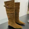 Botas Longas de Cavaleiro Bico Fino Salto Grosso Retrô Femininas 2026 Outono/Inverno Novas Fivela de Cinto Ocidentais Dobradas de Cano Longo Botas Empilhadas