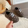 Zapatos Planos de Lunares para Niñas 2026 Otoño/Invierno Nuevos con Plus de Terciopelo Punta Redonda Correa Única con Hebilla Cómodos Versátiles Zapatos Casuales para Estudiantes