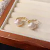 Pendientes de Perla con Flor de Cuatro Hojas Simple de Moda Coreana y Japonesa, Elegantes y Versátiles, Sensación de Alta Gama, Pendientes de Perlas de Colores Redondas al por Mayor