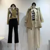 [Clássico e atemporal] Look de outono para blogueira: casaco trench coat retro de manga raglã, com corte amplo e gola longa de abotoamento simples