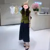 Moda Verano 2026 Top de Manga Corta con Nudo Retorcido y Dobladillo con Abertura Falda de Lunares Versátil Traje Elegante para Mujer