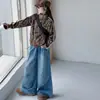 Conjunto de Chaqueta con Cremallera y Cuello Alto Estilo Coreano Estampado de Leopardo para Otoño y Pantalones Anchos de Mezclilla para Niñas Medianas y Grandes Chaqueta