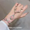 Elegante y fresco conjunto de collar de un solo lado azul-rosa estilo palacio, moderno, exquisito, de alta gama, finamente elaborado, cadena ligera de lujo para la clavícula
