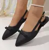 Sandália rasteirinha estilo francesa, na cor damasco, com detalhes em branco e preto e design de dedo, versátil para o verão.
