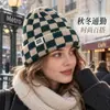 Gorro de punto a cuadros transfronterizo para mujer, diseño retro de bloques de color para otoño e invierno, circunferencia de cabeza grande, efecto adelgazante del rostro, con estampado de logotipo