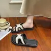 Mismo Estilo de Pantuflas Casuales, Pantuflas Rojas de Suela Suave para Mujer, Pantuflas Antideslizantes para Exteriores Verano 2026, Pantuflas Versátiles de Suela Plana