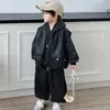 Conjunto de Moletom com Capuz Xadrez para Meninos Primavera e Outono 2026 Novo Conjunto de Três Peças com Colete de Couro Bonito Estilo Coreano Tendência