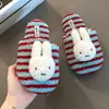 Chinelos de Pelúcia Coelho Listrado Dopamina Femininos Estilo Outono/Inverno 2026 Antiderrapantes para Casa e Ar Livre Quentes de Algodão com Biqueira Fechada