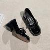 Novos Sapatos Mary Jane de Salto Alto em Couro Patente Primavera 2026 para Mulheres Baixinhas com Saltos Grossos, Laço, Boca Rasa e Bico Redondo