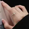 Anillo de Flor Yuhong: Anillo Abierto de Diseño Niche 'Escapando de la Princesa', Banda Lisa de Lujo Ligero, Anillo de Gama Alta, Venta Directa del Fabricante