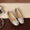 Novos sapatos baixos femininos de verniz com bico quadrado e laço confortável, estilo francês elegante, sapatos de avó de boca rasa 2026, couro macio