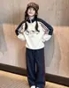 Ropa Infantil Breadboy 2026 Nuevo Conjunto Sudadera con Cuello Alto de Gatito Parte Superior y Pantalones Conjunto de Dos Piezas Otoño Nuevo Estilo