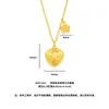 Colar de clavícula de morango banhado a ouro estilo vietnamita para mulheres, com acabamento delicado escovado, um design de pingente de fruta único e um estilo doce e versátil