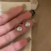 Brincos de Argola Prateados com Diamante Único Populares do Xiaohongshu para Mulheres, Brilhantes e Versáteis, Simples e Modernos, com um Toque de Luxo, Brincos Versáteis para Mulheres