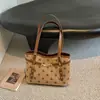 Bolso de mano simple de otoño 2026 nuevo con colgante de estilo coreano, bolso de mano de moda de gamuza con diseño de oso, bolso de hombro de terciopelo con lunares para mujer