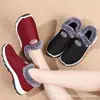 Sapatos de inverno 2023 chiques com forro de fleece de pelo de coelho, tecido de algodão grosso, slip-on para mãe, quentes, confortáveis, casuais para caminhar, sapatos de algodão