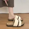 Nuevas pantuflas de algodón para otoño e invierno, con un elegante diseño de punta abierta, un hermoso forro de felpa y un aspecto moderno para 2026. Estas pantuflas antideslizantes, de estilo de hadas y con una sola tira son perfectas para mujeres